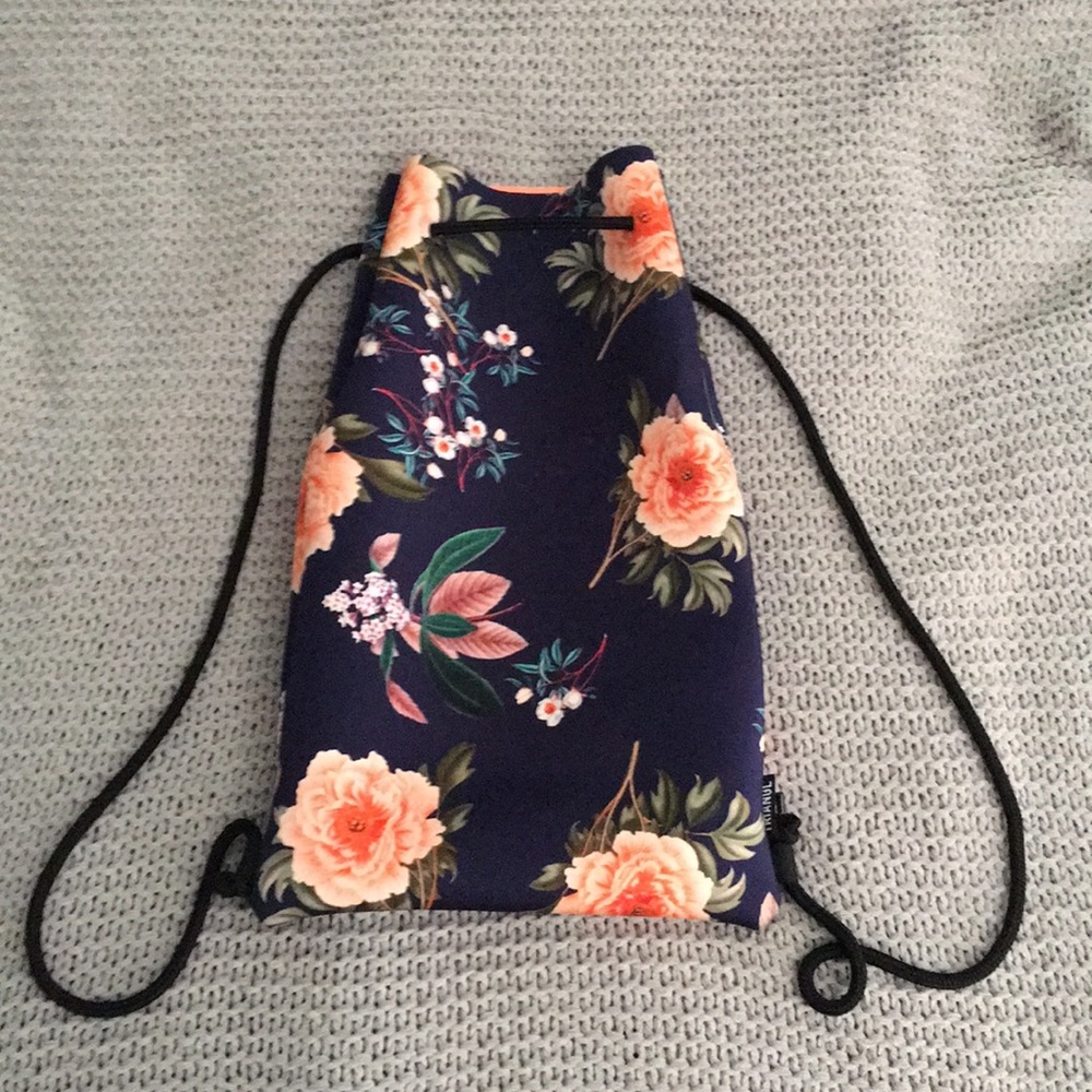 DELILAH Print TRIANGL Neoprene Drawstring Bag